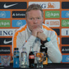 Ronald Koeman tijdens een persconferentie van het Nederlands elftal