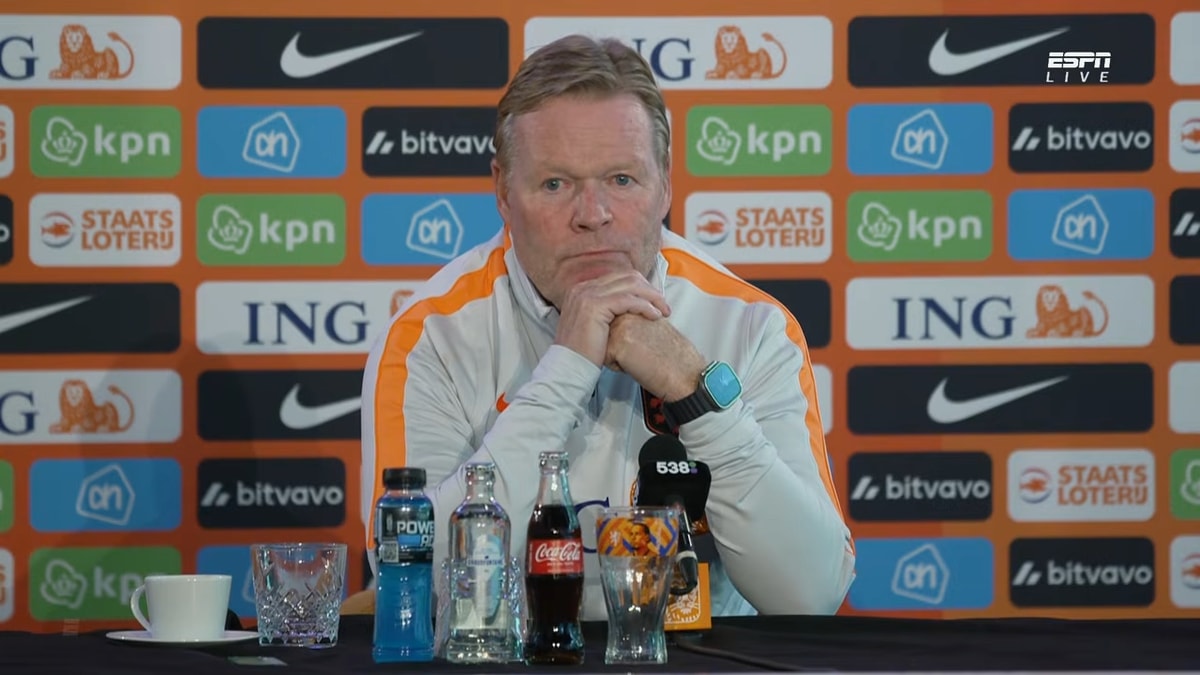 Ronald Koeman tijdens een persconferentie van het Nederlands elftal