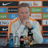 Ronald Koeman tijdens een persconferentie van het Nederlands elftal
