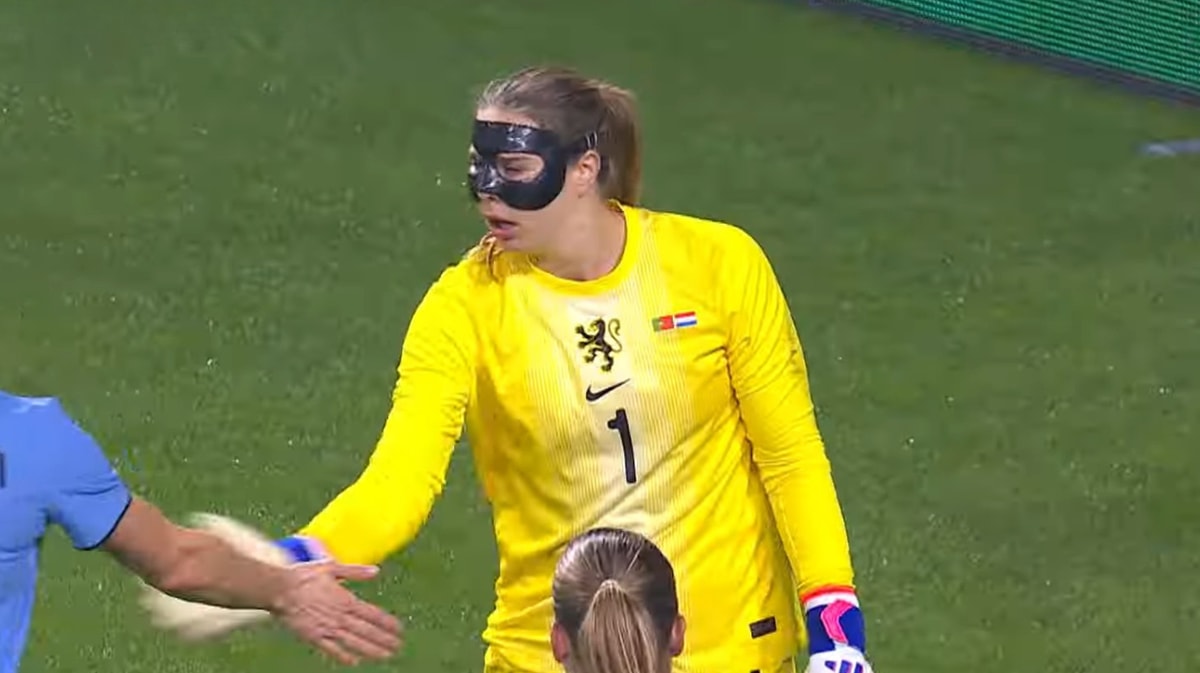 Lize Kop speelt met gezichtsmasker