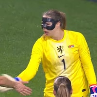 Lize Kop speelt met gezichtsmasker