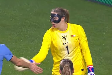 Lize Kop speelt met gezichtsmasker