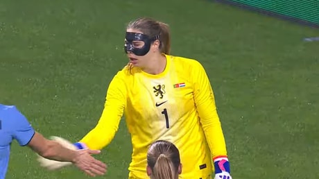 Lize Kop speelt met gezichtsmasker