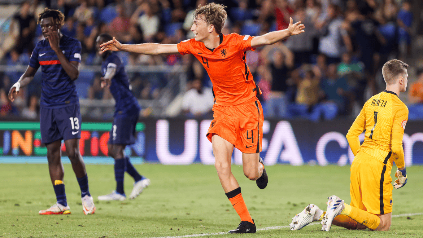 Dean Huijsen in actie voor Oranje Onder-17