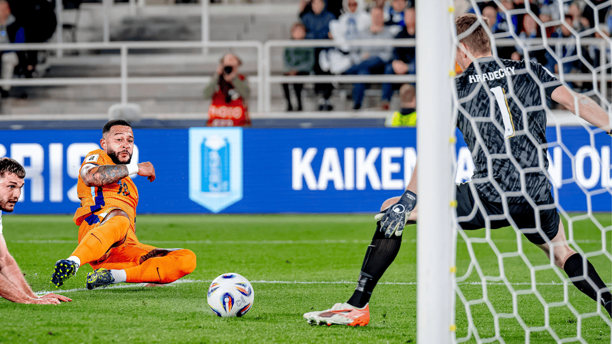 Memphis Depay scoort voor het Nederlands elftal