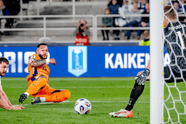 Memphis Depay scoort voor het Nederlands elftal
