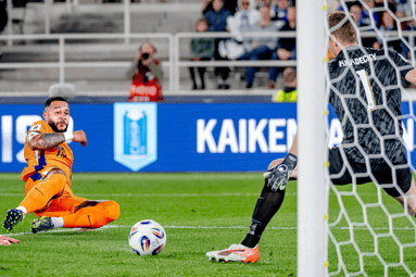 Memphis Depay scoort voor het Nederlands elftal