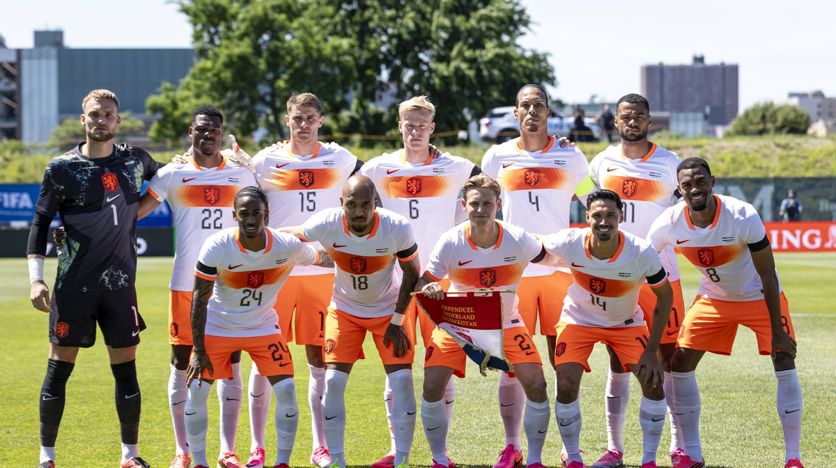 De opstelling van het Nederlands elftal tegen Oezbekistan