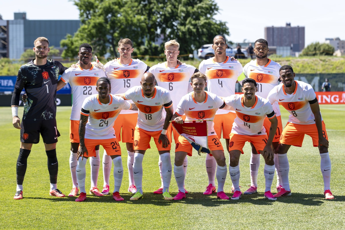 De opstelling van het Nederlands elftal tegen Oezbekistan