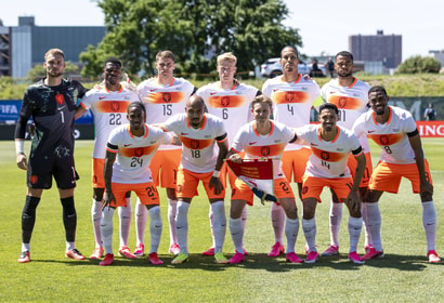 De opstelling van het Nederlands elftal tegen Oezbekistan