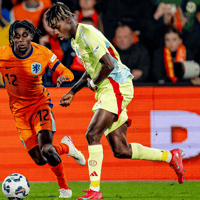 Jeremie Frimpong in duel met Nico Williams