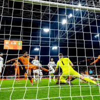 Jurriën Timber probeert te scoren tegen Hongarije