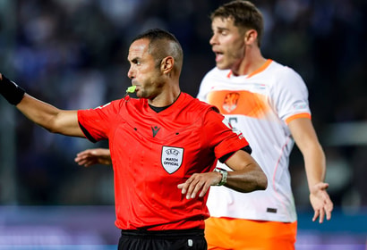 Arbitrage zorgt opnieuw voor nieuw Oranje-opstootje: 'UEFA-maffia!'