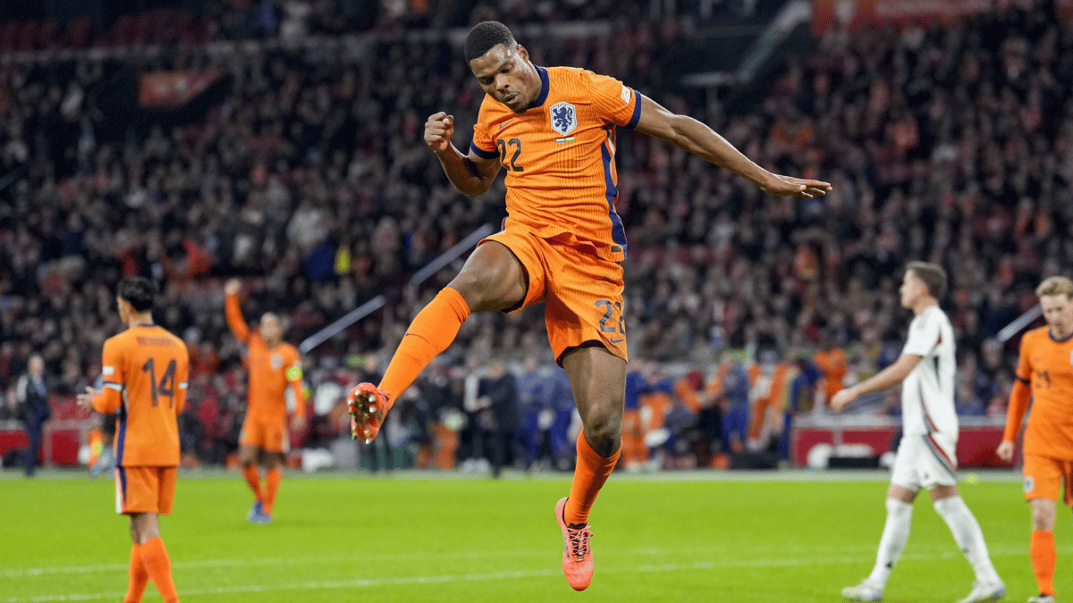 Denzel Dumfries viert zijn treffer tegen Hongarije