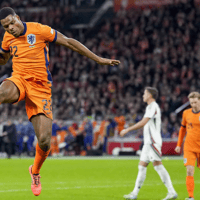 Denzel Dumfries viert zijn treffer tegen Hongarije