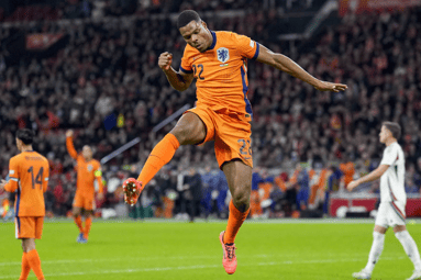 Denzel Dumfries viert zijn treffer tegen Hongarije