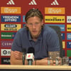 Wout Weghorst tijdens een persconferentie van Ajax