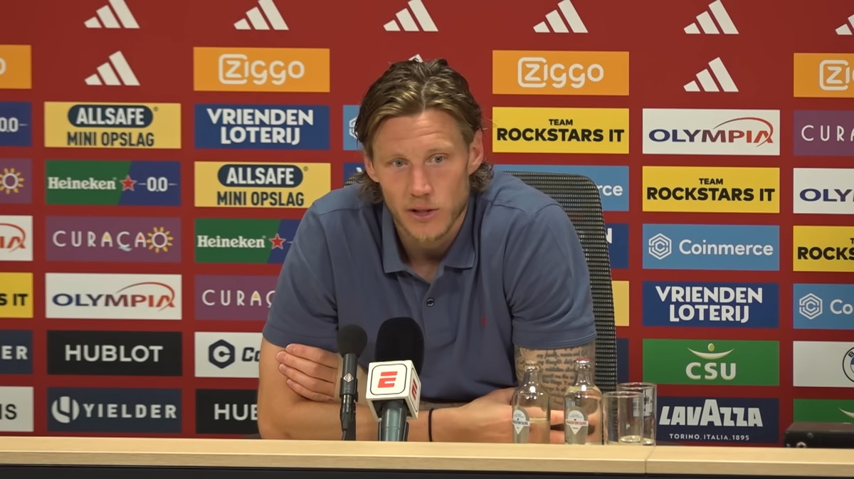 Wout Weghorst tijdens een persconferentie van Ajax