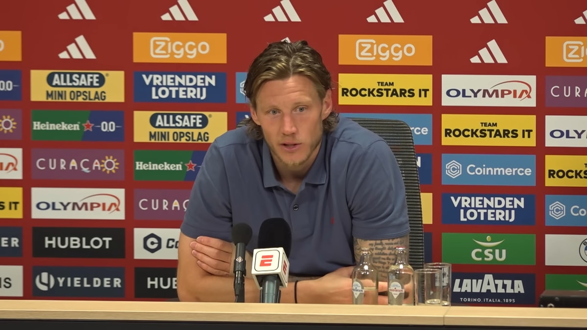 Wout Weghorst tijdens een persconferentie van Ajax