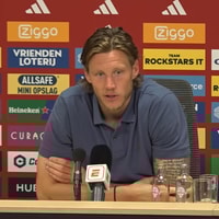 Wout Weghorst tijdens een persconferentie van Ajax