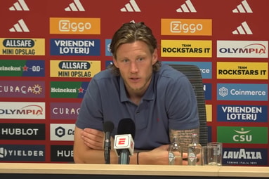 Wout Weghorst tijdens een persconferentie van Ajax