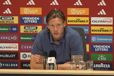 Wout Weghorst tijdens een persconferentie van Ajax