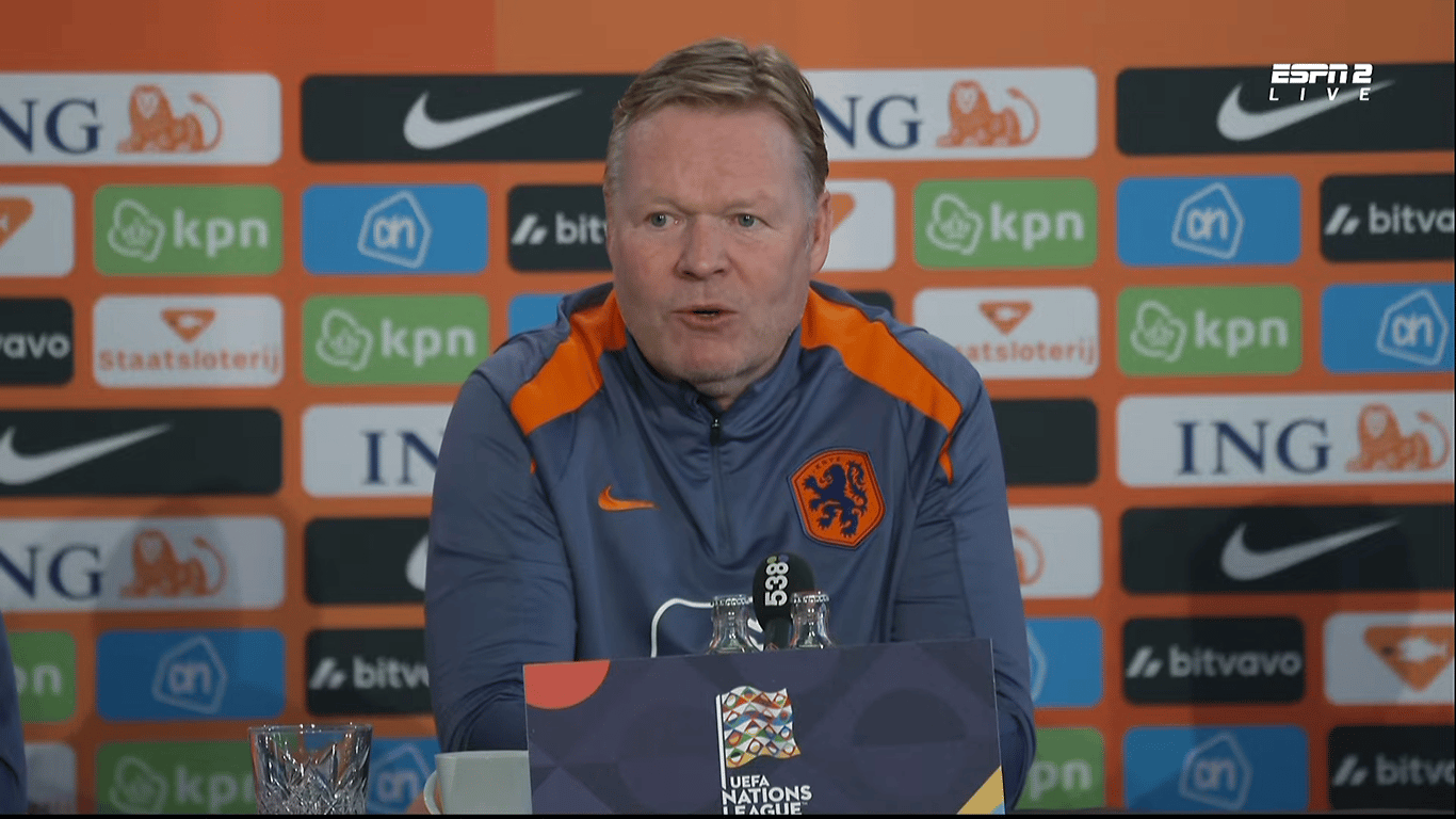 Bondscoach Ronald Koeman tijdens de persconferentie van Oranje