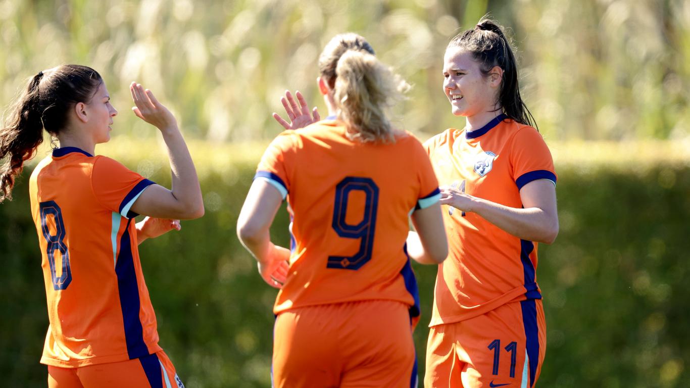 Lotje de Keijzer viert haar goal met Danique Noordman en Danique Tolhoek