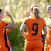Lotje de Keijzer viert haar goal met Danique Noordman en Danique Tolhoek