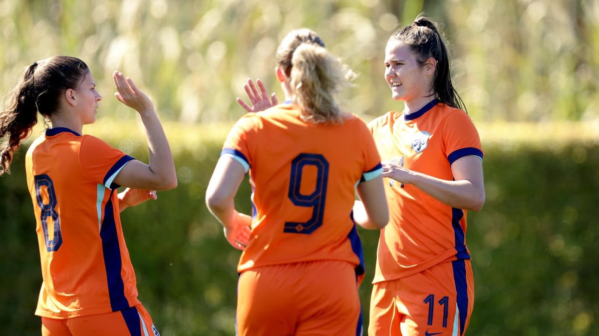 Lotje de Keijzer viert haar goal met Danique Noordman en Danique Tolhoek