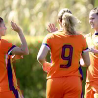 Lotje de Keijzer viert haar goal met Danique Noordman en Danique Tolhoek