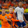 Joey Veerman (links) en Jerdy Schouten in duel om de bal
