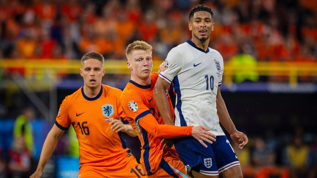 Joey Veerman (links) en Jerdy Schouten in duel om de bal