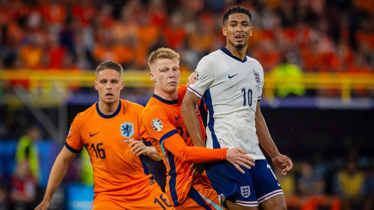 Joey Veerman (links) en Jerdy Schouten in duel om de bal