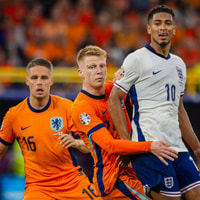 Joey Veerman (links) en Jerdy Schouten in duel om de bal