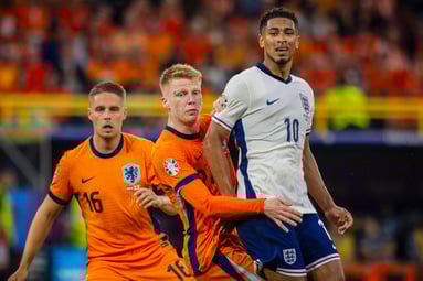 Joey Veerman (links) en Jerdy Schouten in duel om de bal