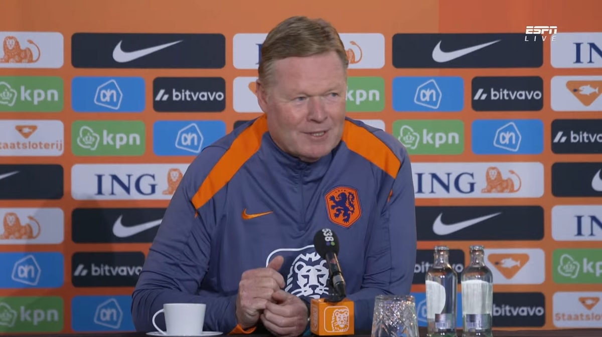 Ronald Koeman tijdens de persconferentie van het Nederlands elftal