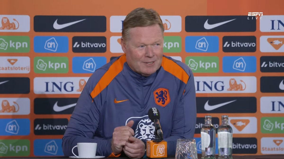 Ronald Koeman tijdens de persconferentie van het Nederlands elftal