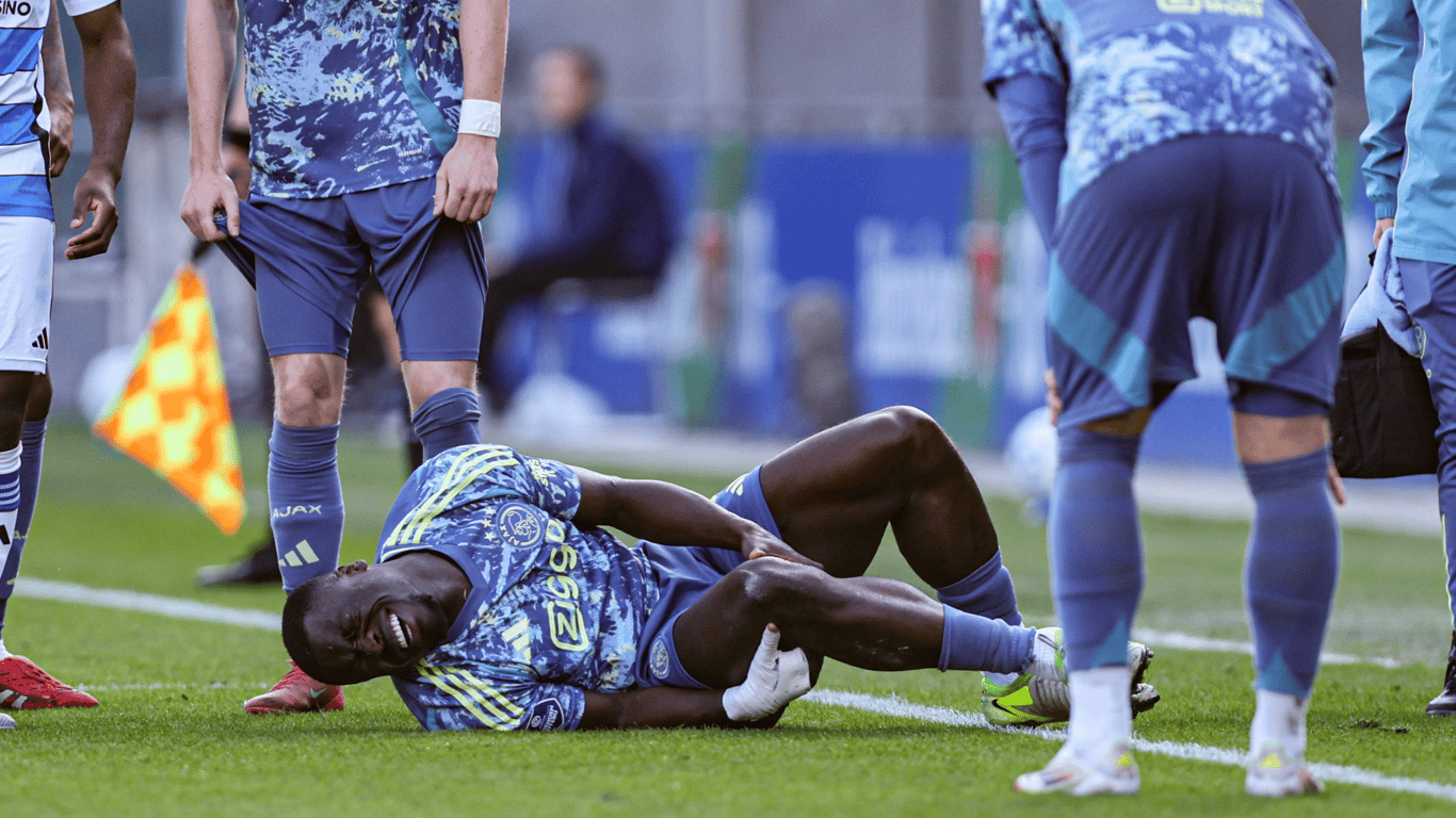 Brian Brobbey raakte geblesseerd tegen PEC Zwolle