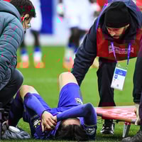 Zware knieblessure Takumi Minamino 