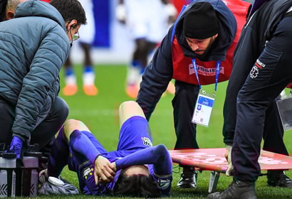 Zware knieblessure Takumi Minamino 