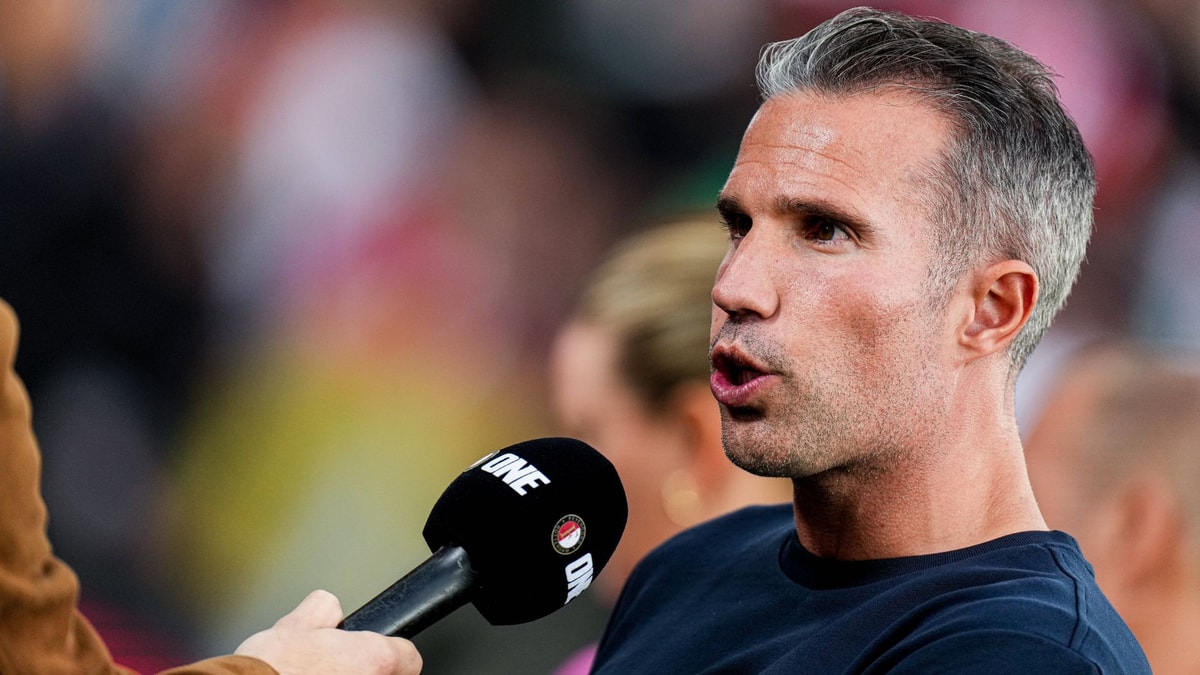 Robin van Persie voor de microfoon van Feyenoord One