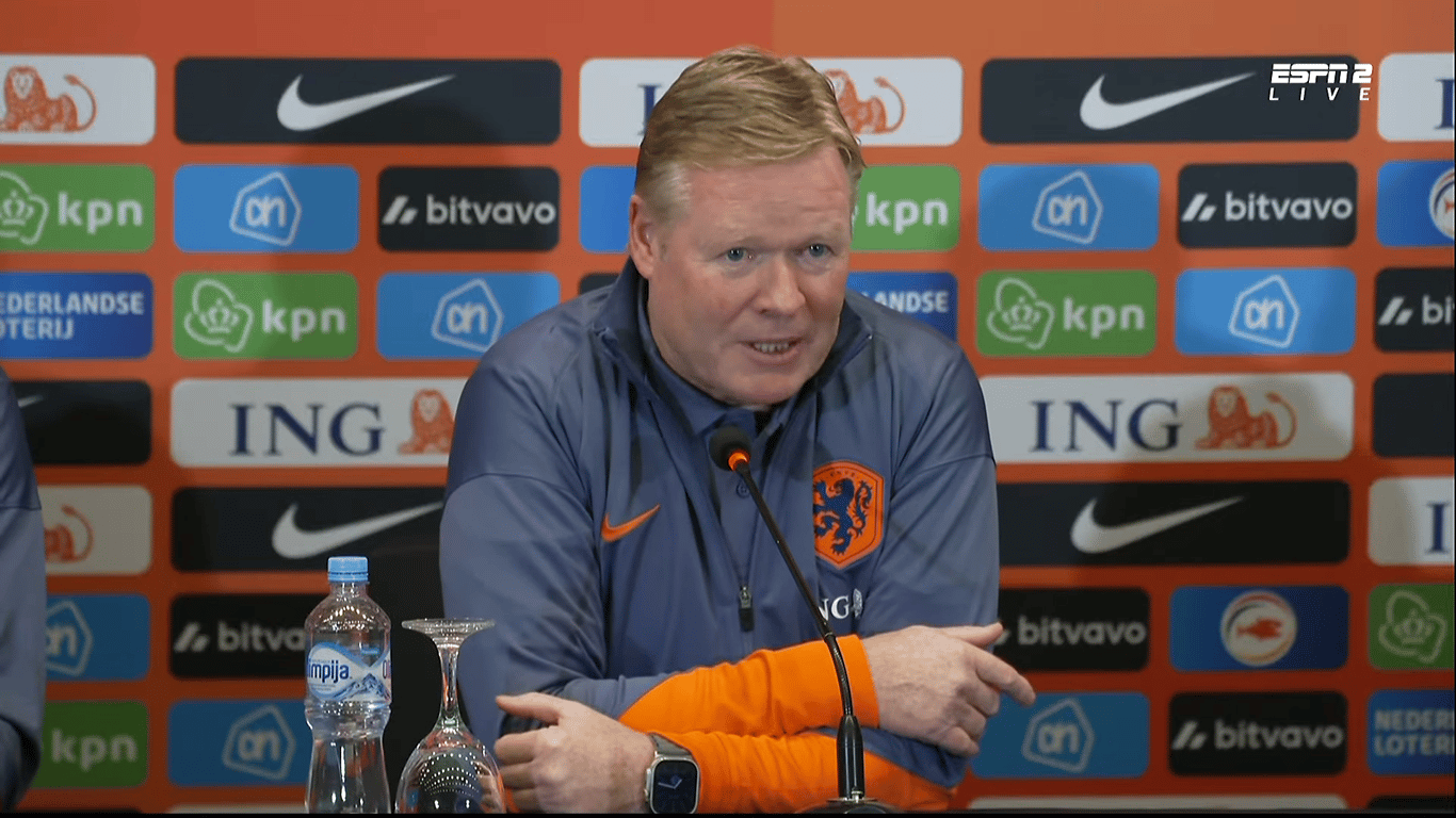 Bondscoach Ronald Koeman tijdens de persconferentie van Oranje