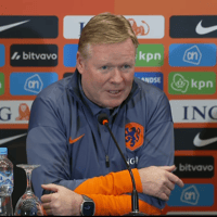 Bondscoach Ronald Koeman tijdens de persconferentie van Oranje