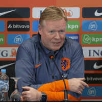 Bondscoach Ronald Koeman tijdens de persconferentie van Oranje