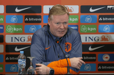 Bondscoach Ronald Koeman tijdens de persconferentie van Oranje