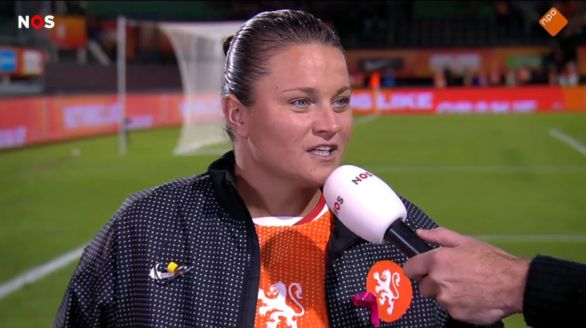 Sherida Spitse voor de camera van de NOS