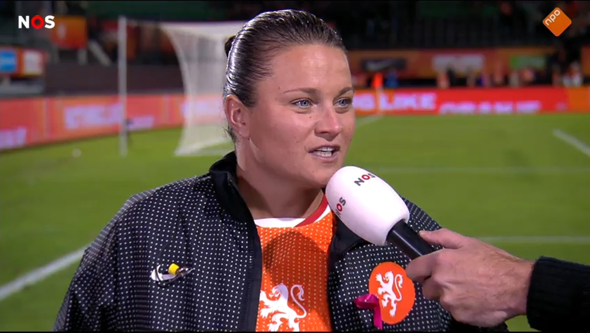 Sherida Spitse voor de camera van de NOS