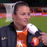 Sherida Spitse voor de camera van de NOS