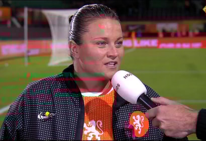 Sherida Spitse voor de camera van de NOS